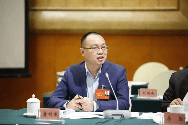 青少年“短视频成瘾”怎么治？全国人大代表建议：夜间强制未成年人下线