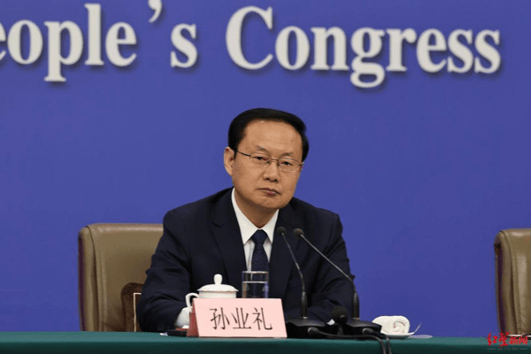 文旅部部长：7名外国游客买了40箱中国货离境，交了超重费但有退税政策，还是合算