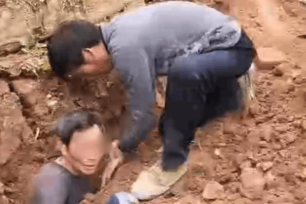村民挖地基引发塌方被埋只露出一个头，走亲戚男子与邻居刨土90分钟助脱困