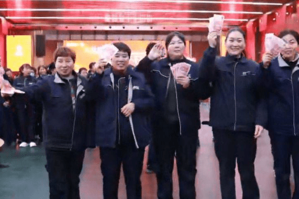 河南一公司连续两年妇女节给近2000名女员工发160万元红包，员工：过年领的2100元还没用完，又发800元，太幸福了