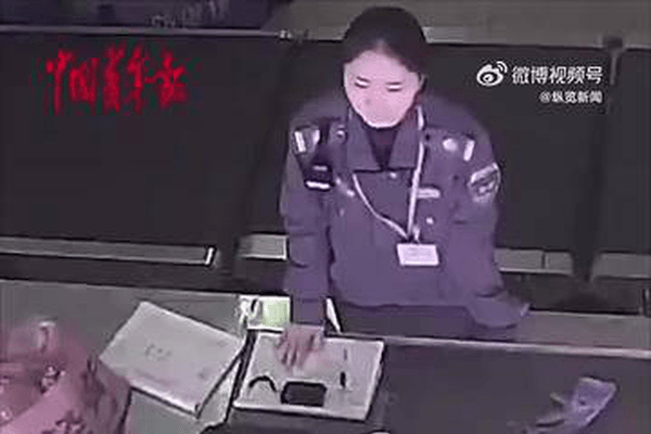 河南一男子带无标识充电宝上火车被拦，当场情绪失控摔打充电宝导致瞬间起火，被行政处罚