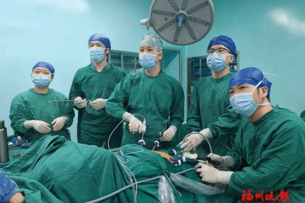 “鼓包”拖了10多年，陈教授被紧急送医！福州医生：千万别拖