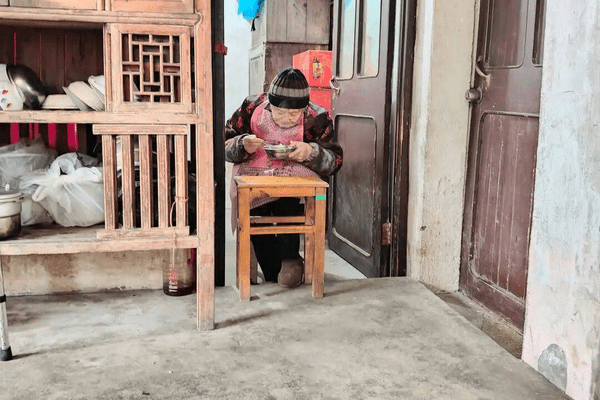 102岁长寿老人50年没进过医院！每天睡15小时，爱啃猪蹄爱喝酒...