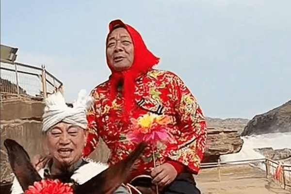 于东来戴红头巾穿花棉袄骑毛驴出游；胖东来万人投票：超八成员工拒绝降薪增假