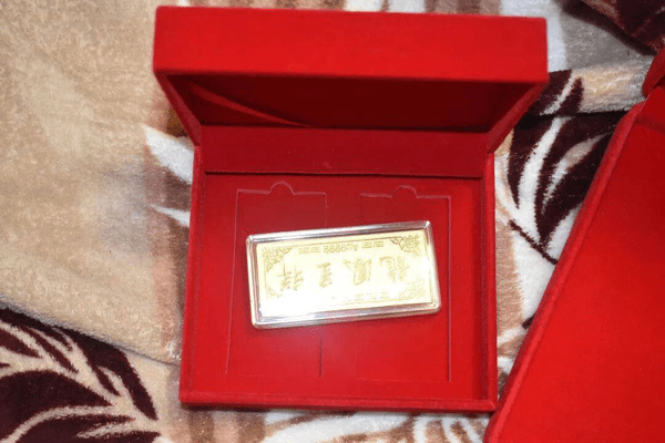 喜宴结束，浙江男子发现金条少了一根，足足50g