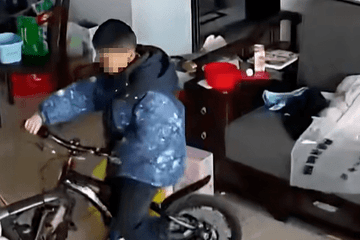 痛心！9岁男孩17楼坠楼身亡，出事前3分钟还在客厅骑自行车，生母质疑：孩子脸上有伤，死因不明