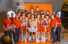 中国女篮出线仅2小时后 更衣室庆祝画面曝光 杨力维暗示质疑宫鲁鸣