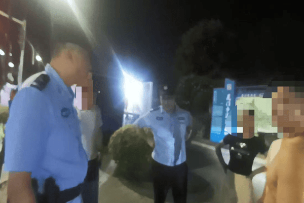 罪犯李某某在缓刑考验期内见义勇为，获奖励5000元，厦门法院：减刑3个月