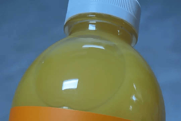 顾客冲着“100%橙汁”才买，却发现它是产品名称，厂家：确实是100%，配料中的水还原了浓缩除去的水分