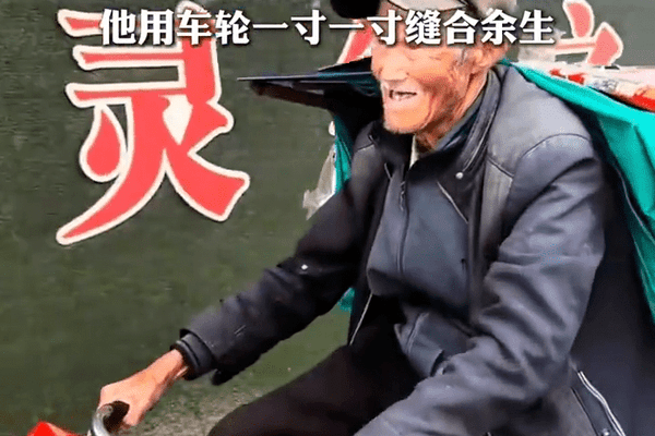 儿子一家和老伴去世，90岁老人骑行30年用车轮一寸一寸缝合余生