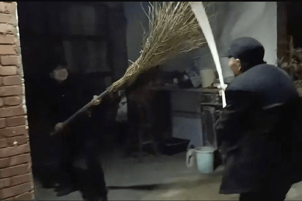 “大，他投降了，不打了中不中嘞？”：被阿尔茨海默病父亲追着打了11年，儿子说“知命之年挨打是福”