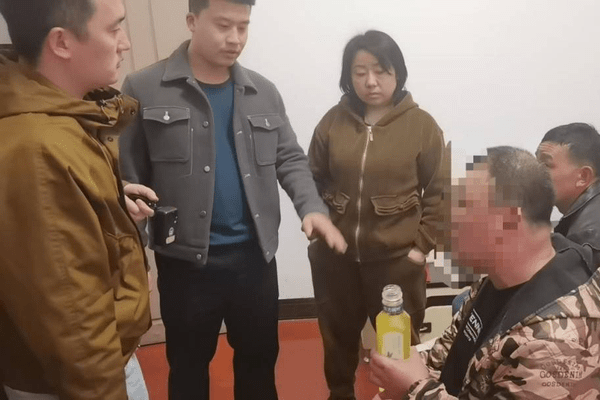男子诈骗近百万后潜逃26年，化身“本分”猪肉摊主，邻居称其从不缺斤少两、与人争执