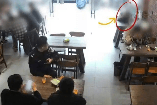 上海民警在餐馆吃饭，发现邻座女子不对劲…当场抓住，果然是在逃嫌疑犯！