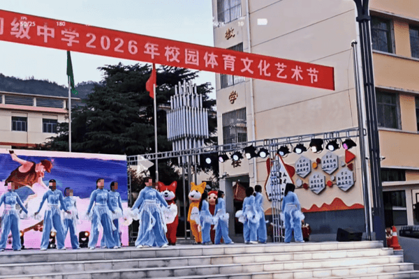 中学生演出服遭集体退货，家长称活动取消，店家曝现场视频，校方回应：属于家长自发行为