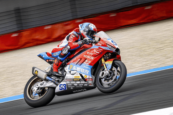 WSBK匈牙利站首回合正赛，张雪机车车手再夺冠！