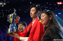 身披五星红旗！吴宜泽亲吻奖杯，还跟父母合影，中国球员奖金分配