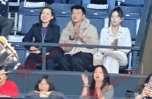 29岁赵心童携女友观战世乒赛！为好友王楚钦加油，目睹国乒2连败