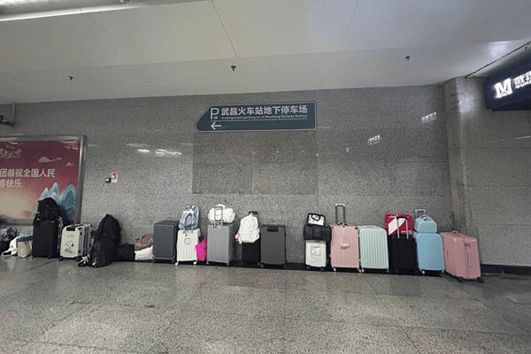 这下真让外国人惊呆了！外交部发言人毛宁晒武汉地铁无人看管“行李箱墙”