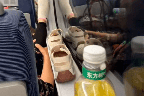 女子高铁车厢脱鞋，将鞋放在窗台上，目击者：投诉后，乘务人员很快来处理