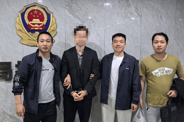 82岁大爷到银行存款，170万元竟全是练功券！老人转账给骗子，骗子送来假现金作抵押