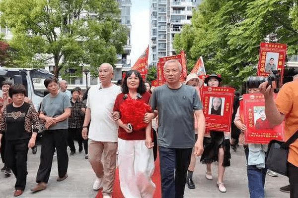 女子总遇见“面熟”大姐，一查对方竟是早年被送养的亲姐