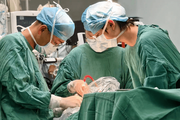 杭州57岁男子鼻塞半年，一直当鼻炎治，检查竟发现鼻腔里藏着一颗智齿！