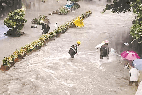 广州暴雨中孩童被冲走 5位外卖小哥狂奔救人