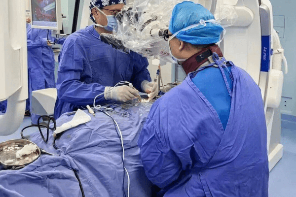 女子腰腿痛2年近乎瘫痪，从脊柱取出上千条寄生虫，“像在一锅汤里捞面条”