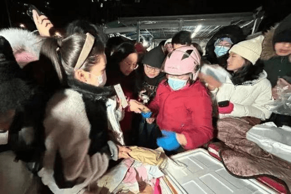 “鹅腿阿姨”被曝卖的是鸭腿，让大学生清澈的信任碎了一地