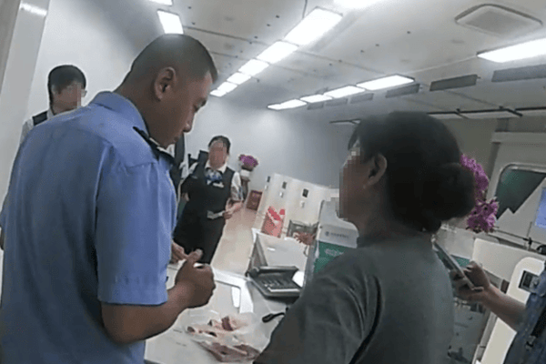 杭州女子带几万元现金打车，司机行驶途中谎报行程，事后却被民警点赞！