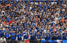 日本球迷赛后自发清理垃圾 国际足联发文称赞：尊重！