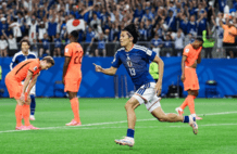 没戴护腿板？为日本队进球的中村敬斗陷违规争议，其实他戴的是“迷你板”