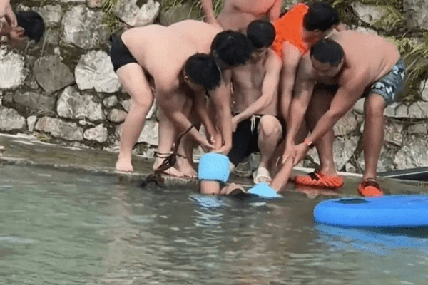 贵州两男子被河中泄洪口吸住，一人被拉起一人被吸进暗道，当地回应：两人都已安全获救