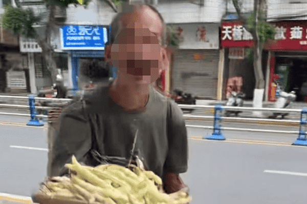 四川一大爷进城卖手工筲箕，卖不完就睡桥洞，拒绝好心女店主代卖，女店主干脆全部买下