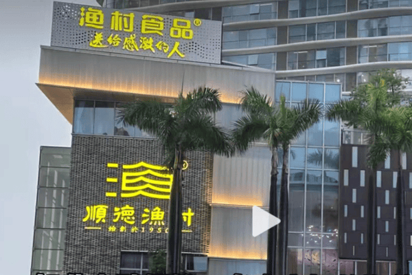 保安驱赶避雨母子引众怒，“屋檐下人人可避雨”本应是共识