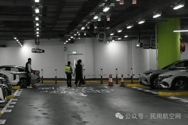香港机场突发劫案：总重6公斤、价值700万港元金条被抢走！被抢男子遭多名歹徒持刀砍伤