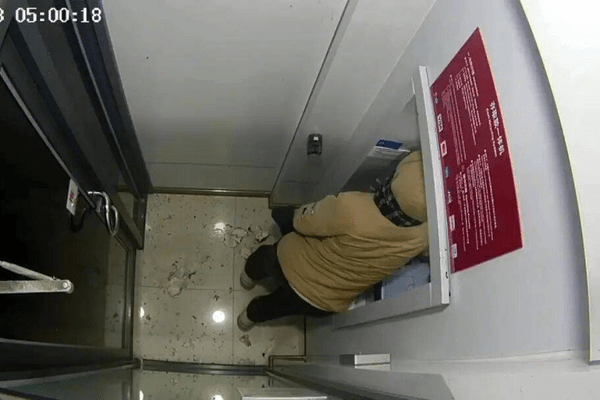 现实版“低智商犯罪”！男子用瓦斯罐炸ATM机，机内34万余元分文未得