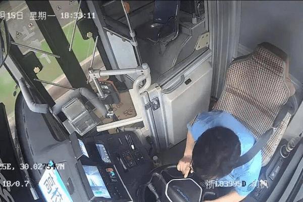 公交司机驾驶中突发心梗离世，年仅43岁，昏迷前两次踩刹，保护了车上12名乘客