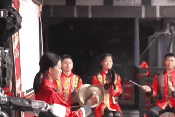 “竞技+民俗”“科技+民俗”打造端午假日文旅新体验 龙舟竞渡焕发全新活力