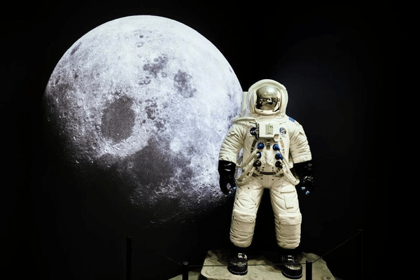在太空中不穿航天服人体会爆炸？