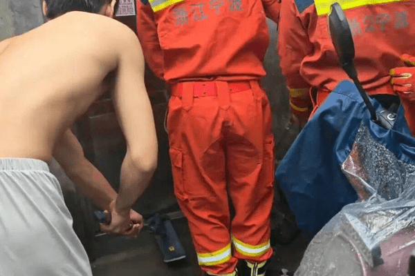 漫长的20分钟！宁波一男子发现眼镜蛇朝屋内爬去，急中生智用拖把死死压住蛇尾等待救援