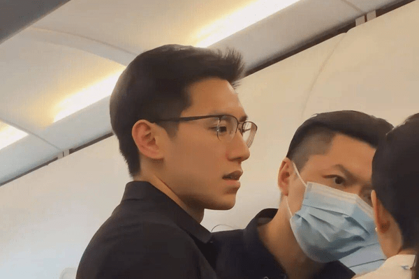 猝不及防！他，凭颜值一夜爆火！多重身份曝光...…