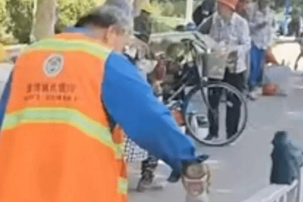 山东一劳务市场环卫工人给护栏抹机油，以防止农民工倚坐，当地城管局：已批评教育
