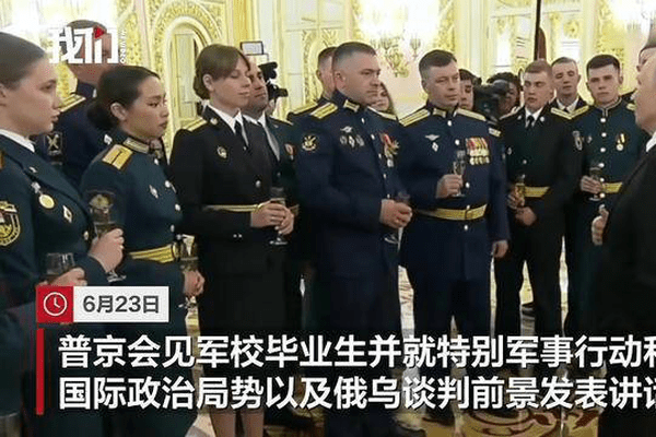 “我们忍了8年”，普京：泽连斯基给我写公开信三天后就袭击学校，这怎么理解