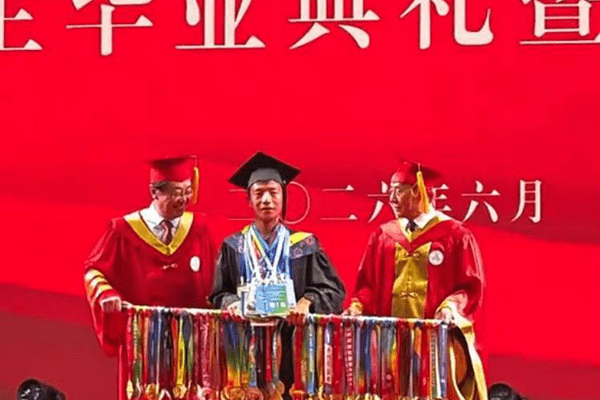 学生扛着一扁担马拉松奖牌参加毕业典礼，回应：两年跑7835公里，老师同学都在欢呼