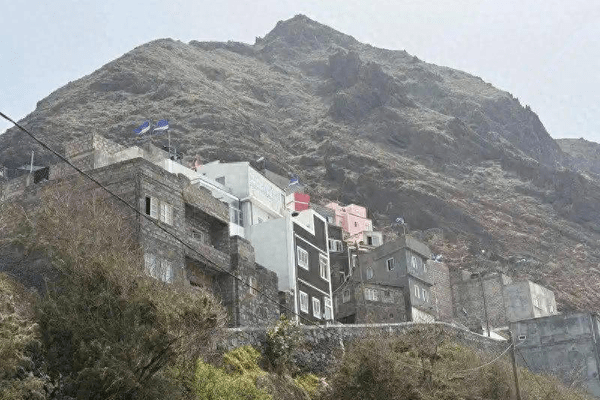 佛得角“热闹炸了” 国旗挂满山崖