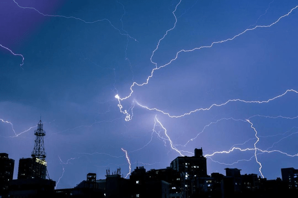 雷雨天用手机打电话会引雷？
