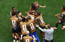 1-0疯狂绝杀夜！东道主92分钟破门，世界杯首支16强球队诞生