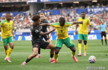 伟大的1-0！7万人见证，世界杯黑马神了，首次闯进16强，国足羡慕