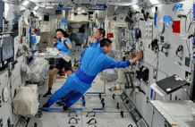 神舟二十三号3人在轨满月新画面，乘组太空烤南瓜：如何做到的？